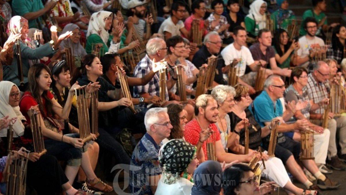 WISATA KE SAUNG ANGKLUNG UDJO
