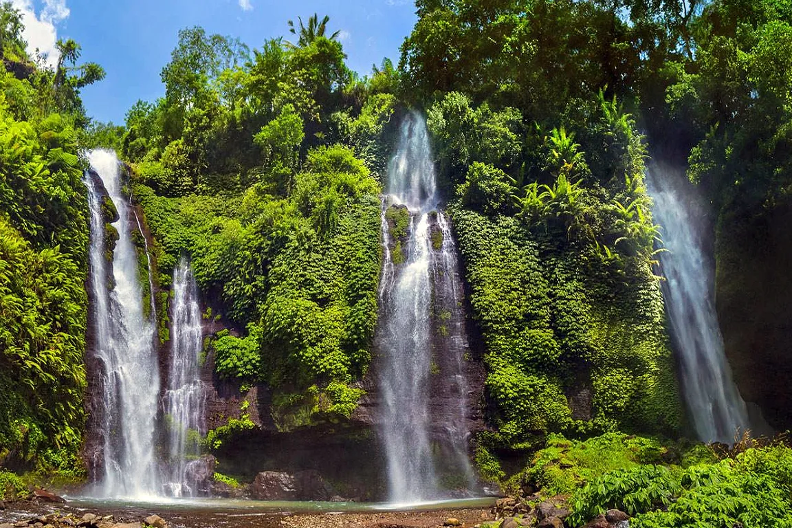 Destinasi Air Terjun Hits di Indonesia yang Wajib Masuk Bucket List Kamu