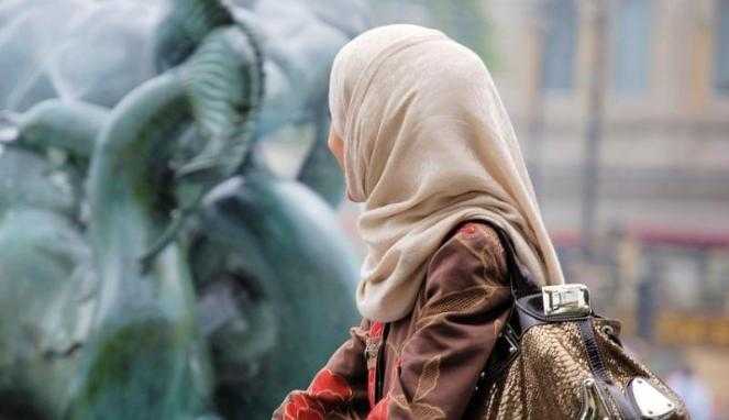 Cara Melipat Hijab saat Traveling Ini Bikin Bebas Kusut