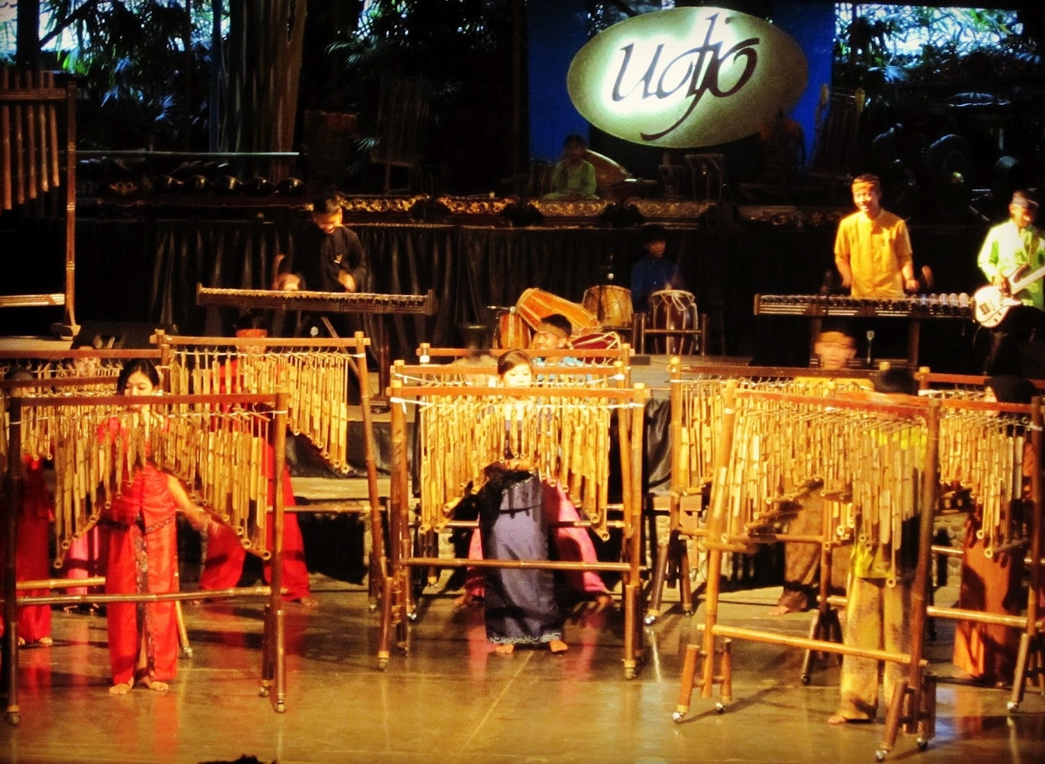 KEUNIKAN SAUNG ANGKLUNG UDJO
